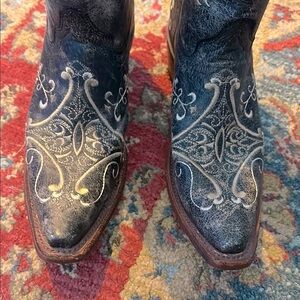 Circle G distressed leather /hand tooled grey boot w/ivory embroidery 6.5
